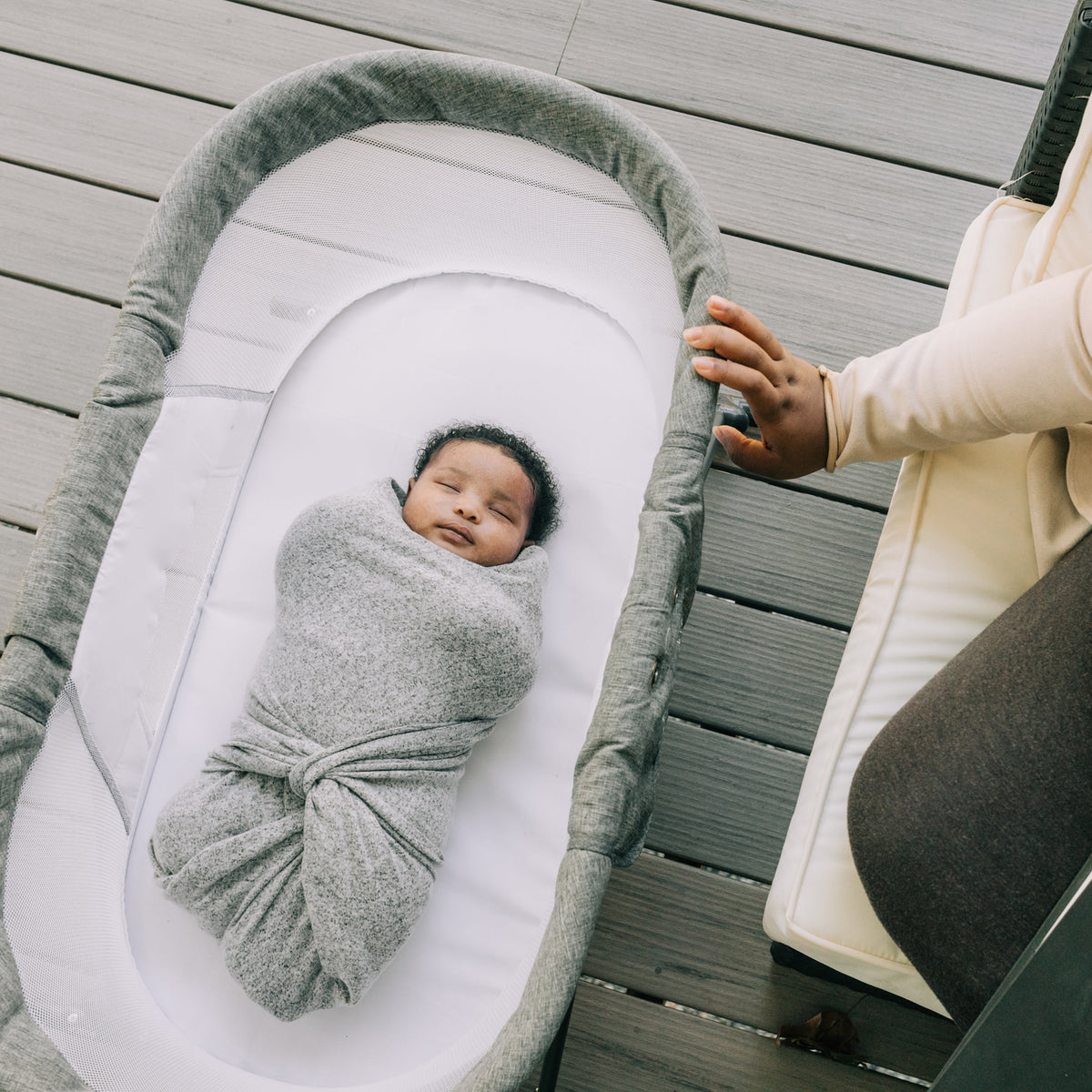Lit bébé portable à bascule avec moustiquaire - Le Coin Bébé