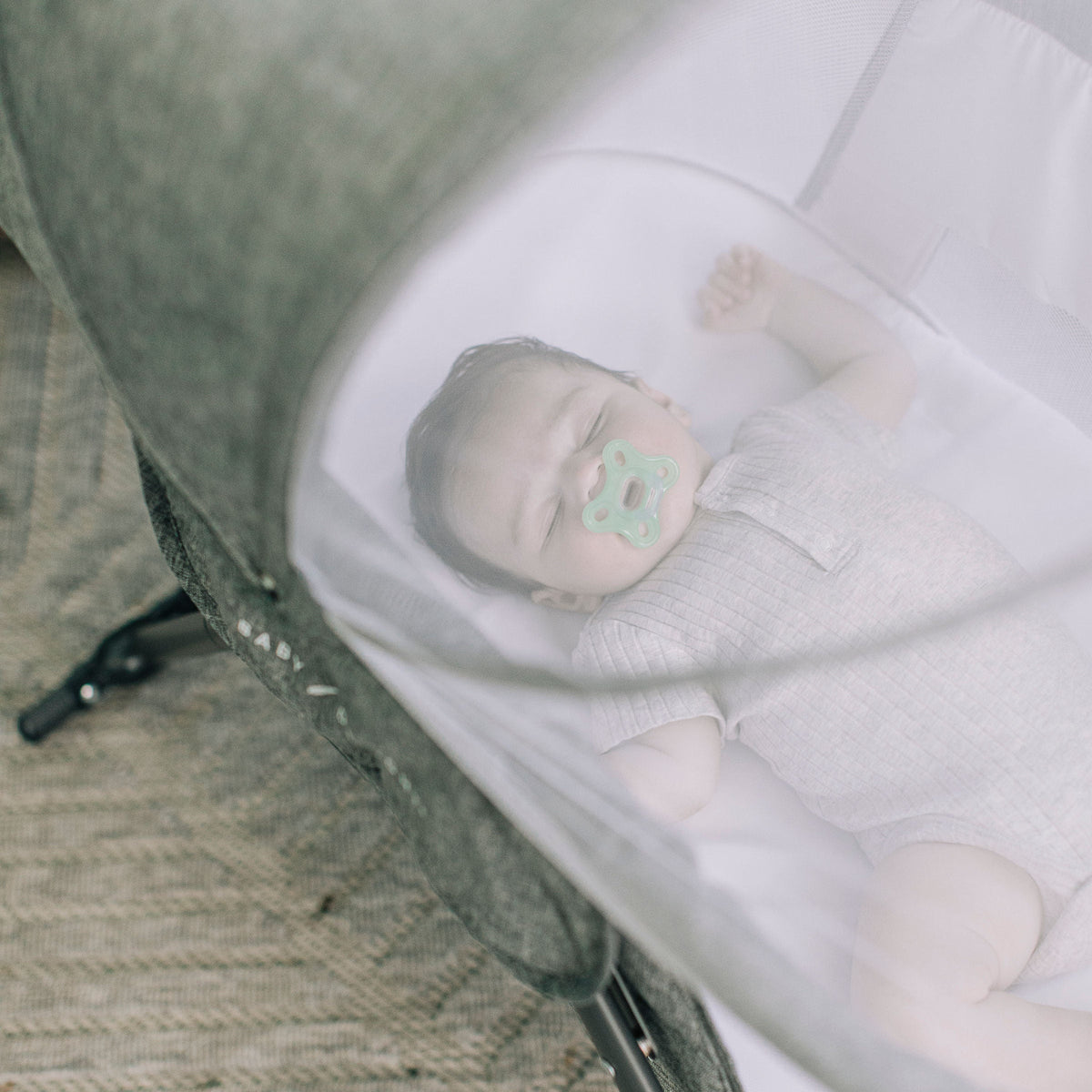 Lit bébé portable à bascule avec moustiquaire - Le Coin Bébé